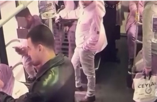 Fırlayan rögar kapağı metrobüsün kapısını kırdı! Yolcunun düşme anı çok korkunç