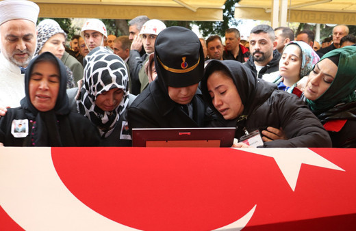 Şehit Uzman Çavuş Eren Kızıldağ'a gözyaşlarıyla veda! Eşinin feryadı yürekleri dağladı