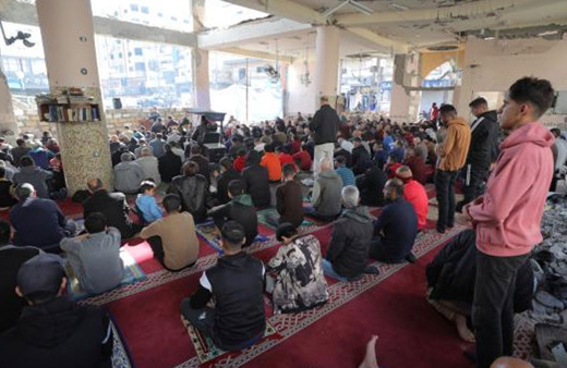 Filistinliler, İsrail'in yıktığı Gazze'deki Faruk Camisi'nin enkazında cuma namazı kıldı