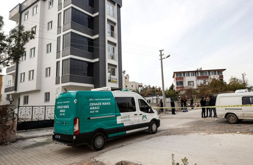 Mersin'de tartıştığı eşini evin önünde başından vurarak öldürdü