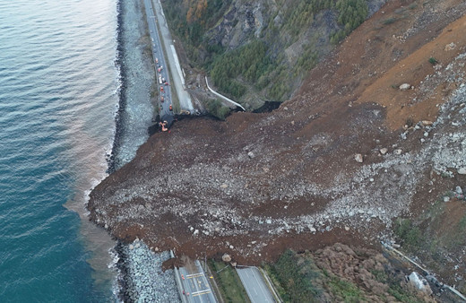 Artvin'de heyelan sonucu Karadeniz Sahil Yolu ulaşıma kapandı
