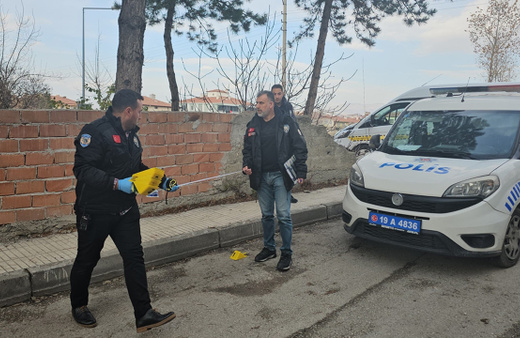 Çorum'da çıkan silahlı kavgada biri yoldan geçen vatandaş 2 kişi yaralandı