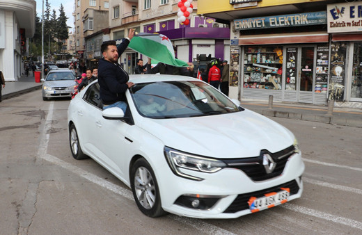 Türkiye'deki Suriyeliler sokaklara döküldü! Esed'in gidişini böyle kutladılar