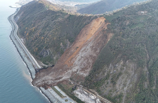 Ulaştırma ve Altyapı Bakanlığı'ndan Karadeniz Sahil Yolu'ndaki heyelana ilişkin açıklama