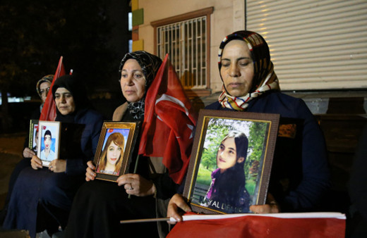 Diyarbakır anneleri evlat nöbetini gece de sürdürecek