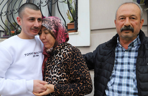 Suriye'de esir tutulan Manisalı genç ailesine kavuştu: 45 kişilik koğuşta 95 kişi vardı