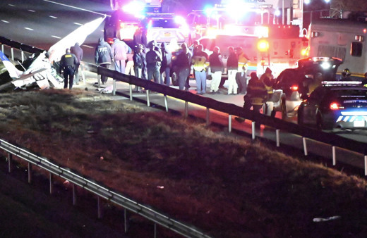 Tek motorlu uçak otoyola düştü: 1 ölü