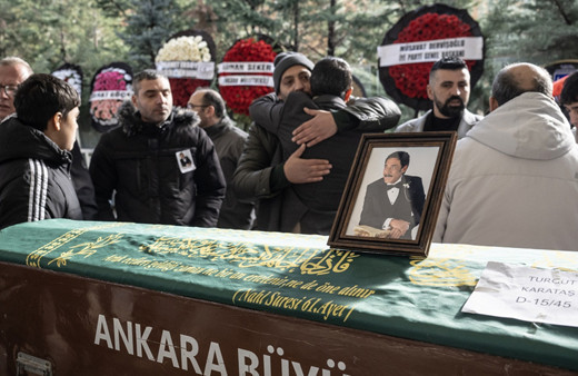 Ankaralı Turgut son yolculuğuna uğurlandı: Yakınları cenaze töreninde kahroldu