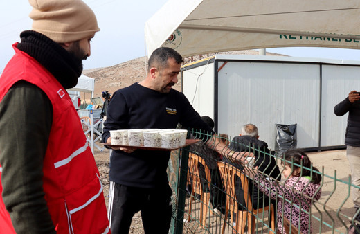 Ankara'dan Hatay'a gidip sınır kapısında Suriyeli çocuklara süt dağıttı: "İnşallah ev sahipliğimizi unutmazlar"