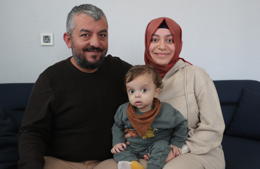 Annesinden karaciğer nakledilen bebeğe aynı ameliyatta bağırsaktan da safra yolu yapıldı