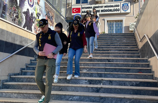 İstanbul'da düzenlenen fuhuş operasyonunda 9 zanlı yakalandı