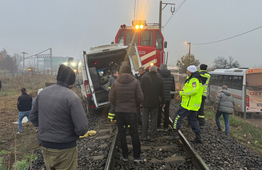 Kırklareli'nde hemzemin geçitte tren servis minibüsüne çarptı