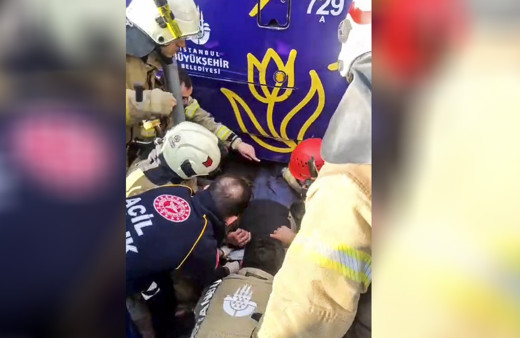 Beyoğlu'nda yaşlı adama tramvay çarptı