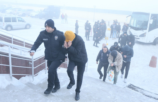Sosyal medyadan giysi satma vaadiyle dolandırıcılık yaptıkları iddiasıyla 29 şüpheli yakalandı