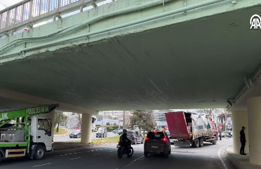 İstanbul'da kamyon köprü ile yol arasına sıkıştı