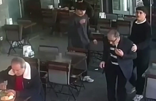 Bodrum'da restoranda boğazına yiyecek kaçan müşteri Heimlich manevrasıyla kurtarıldı