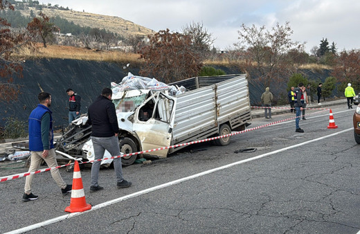 Gaziantep'te tıra çarpan kamyonetin sürücüsü öldü