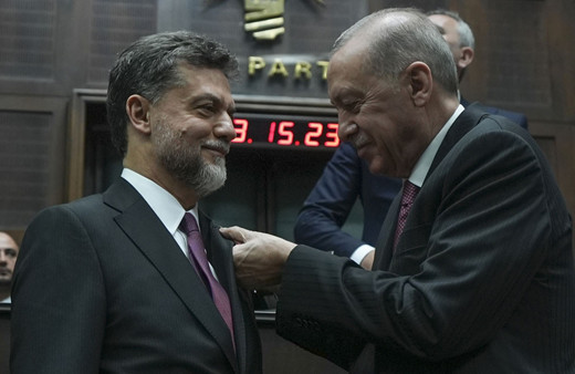 Gelecek Partisi'nden istifa eden Nedim Yamalı AK Parti'ye katıldı rozetini Erdoğan taktı