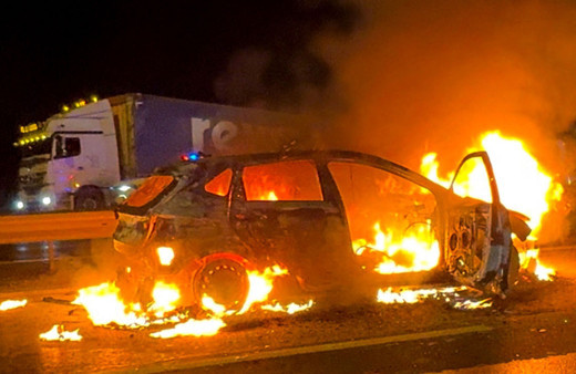 Başakşehir'de seşir halindeki otomobil alev alev yandı