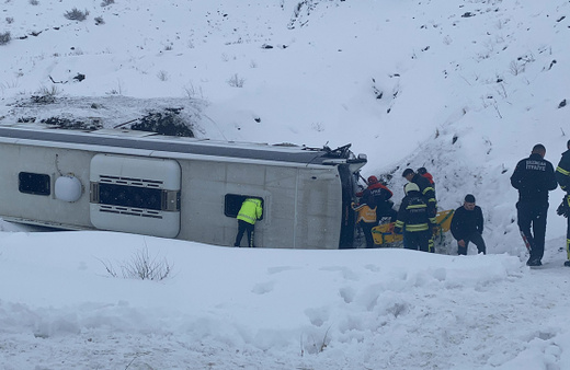 Erzincan'da yolcu otobüsü şarampole devrildi! 1 kişi öldü, 26 kişi yaralandı