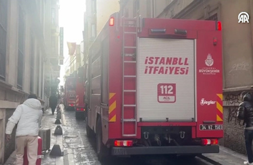 Beyoğlu'nda 6 katlı otelde yangın