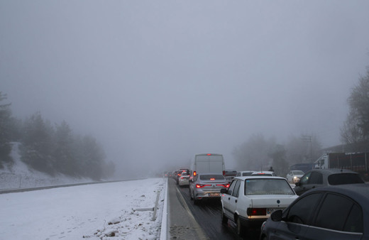 Yoğun kar yağışı! Yol tek yönlü ulaşıma kapatıldı