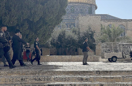 İsrailli İletişim Bakanı, Mescid-i Aksa'ya baskın düzenledi