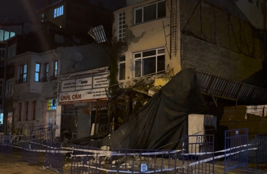 Sarıyer'de, 3 katlı metruk binanın balkonu çöktü
