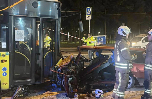 Eyüpsultan'da feci kaza! karşı şeride geçip İETT otobüsüne çarptı: 2 ölü