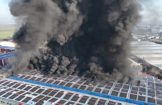 Kırklareli'nde oyuncak fabrikasında çıkan yangına müdahale sürüyor