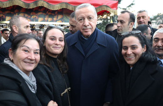 Cumhurbaşkanı Erdoğan Sultanahmet'te vatandaşların kandilini kutladı