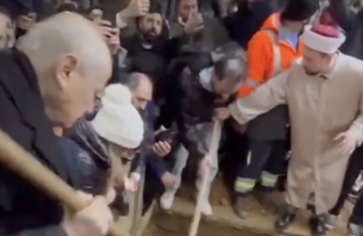 Devlet Bahçeli'den Ferdi Tayfur'a veda: Mezarına toprak attı