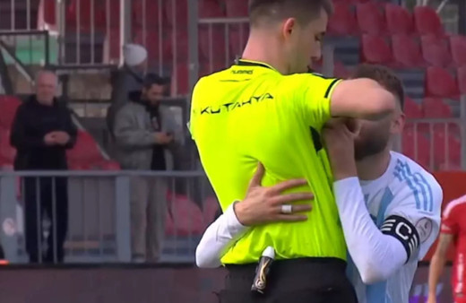 1. Lig'de ilginç görüntü! Mustafa Yumlu ve hakem...