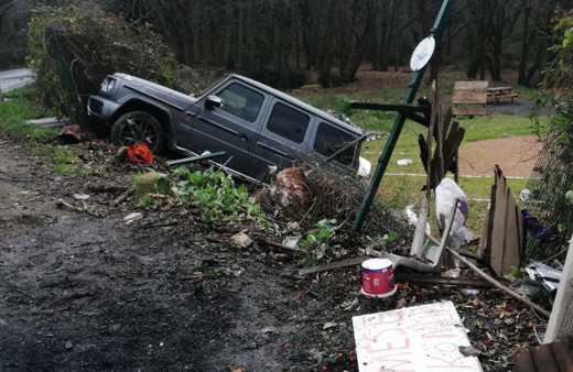 Sarıyer'de yol kenarında satış yapan kadına otomobil çarptı