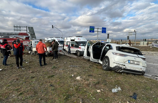 Kırklareli'nde otomobil ile kamyonet çarpıştı: Ölü ve yaralılar var