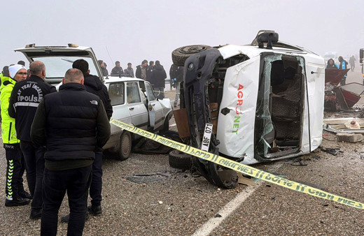 Kırşehir'de işçi servisi ile 2 otomobilin çarpıştığı kazada can pazarı