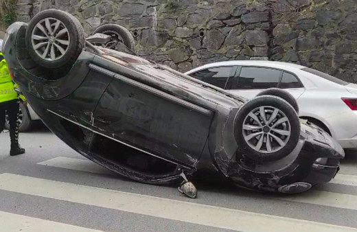 Kağıthane'de 6 araca çarpan otomobil takla attı