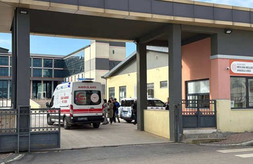 Kocaeli'de okul bahçesinde bıçaklı kavga! 1 öğrenci yaralı