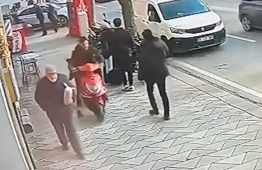 Elektrikli bisikletiyle üst üste kaza yapan kişi kameraya yansıdı