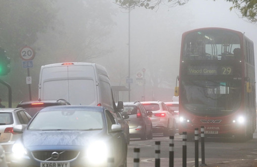 İngiltere'de soğuk hava dalgası ve buzlanma nedeniyle "sarı alarm" verildi