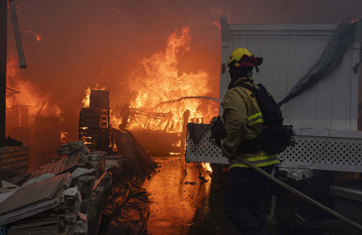 Los Angeles cayır cayır yanıyor acil durum ilan edildi 33 bin kişiye tahliye emri