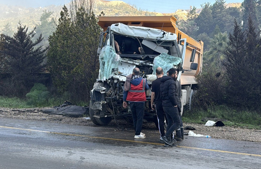 Denizli'de hafriyat kamyonları çarpıştı: 1 ağır yaralı
