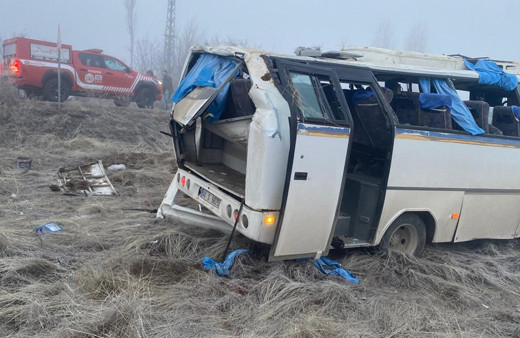 Malatya'da işçi servisi devrildi! Çok sayıda yaralı var