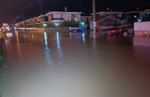 Kazdağları'ndan akan sular yolu trafiğe kapattı