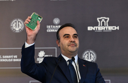 Bakan Fatih Kacır'dan Özgür Özel'e 70 bin dolarlık kartla cevap