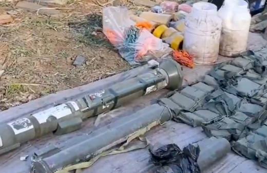 Irak'ın kuzeyinde teröristlerin kullandığı mağarada silah ve mühimmat ele geçirildi