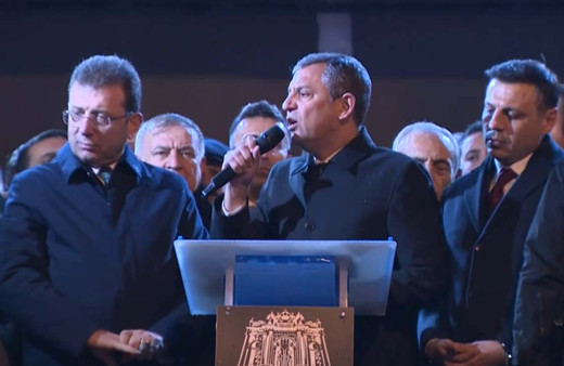 Beşiktaş Belediyesi önünde 'Cumhurbaşkanı İmamoğlu' sloganları