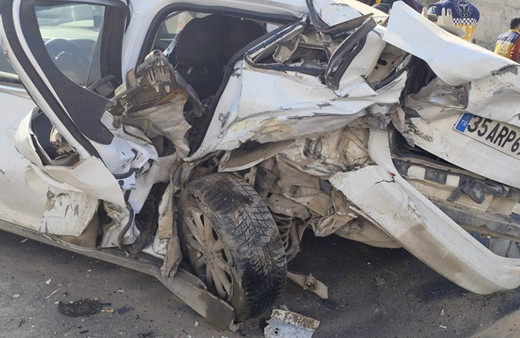 Şanlıurfa'da iki araç feci şekilde çarpıştı: 1'i ağır 10 yaralı