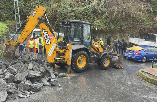 Sarıyer'de istinat duvarı otomobilin üzerine yıkıldı