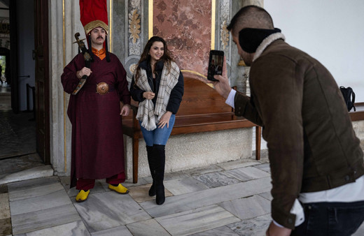 Topkapı Sarayı'nda yeni uygulamaya yoğun ilgi! Jandarmalar "silahtar" kıyafetiyle nöbet tutuyor